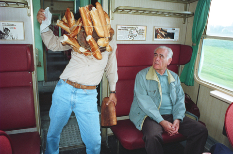 折元立身《パフォーマンス：パン人間電車の旅》 1992年　作家蔵
提供：アートママファウンデーション
