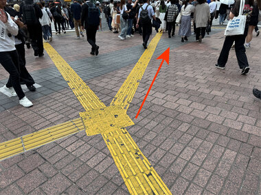 ハチ公改札口前の点字ブロックの分岐