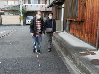 近所を歩く (2022年)　左・光島貴之、右・今村遼佑