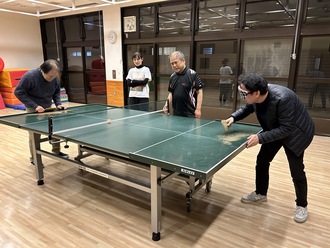 スルーネットピンポン体験会 （2024年）　左端・光島貴之、右端・今村遼佑