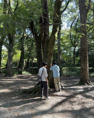 木をさわりにいく（2024年）　右・光島貴之、左・今村遼佑