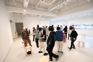 東京都渋谷公園通りギャラリーでのダンス・ウェル実施の様子(2025年1月)　撮影：前谷開