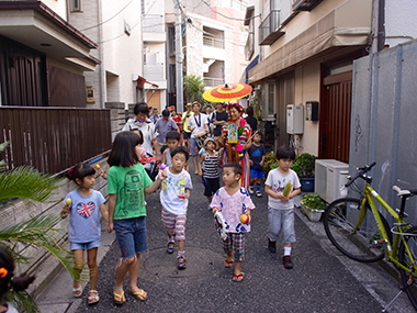 ワークショップ参考画像　街歩きをする子どもたちの様子（画像提供：小池アミイゴ）