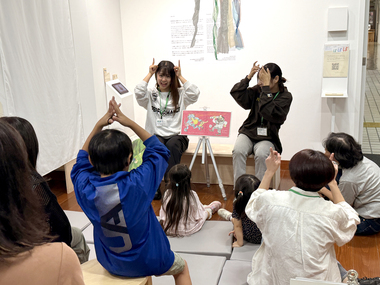 手話で絵本の読み聞かせをするろうの鑑賞サポーターたちのイメージ