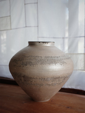 SHICHIRI Mayumi, Vase with Overglaze Silver, 2025, Collection of the artist.