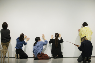 東京都渋谷公園通りギャラリーでのダンス・ウェル実施の様子(2025年1月)　撮影：前谷開