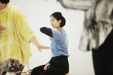 東京都渋谷公園通りギャラリーでのダンス・ウェル実施の様子(2025年1月)　撮影：前谷開