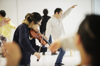 東京都渋谷公園通りギャラリーでのダンス・ウェル実施の様子(2025年1月)　撮影：前谷開