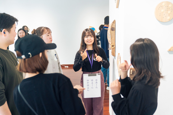 過去に実施した「鑑賞サポーターと手話べり鑑賞会」の様子