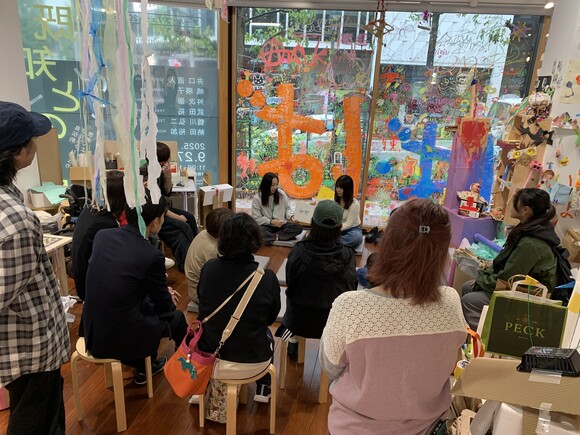 鑑賞サポーターが手話で絵本の読み聞かせをしている