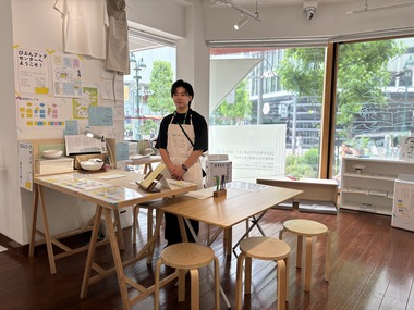 ギャラリー内で活動する鑑賞サポーターの様子